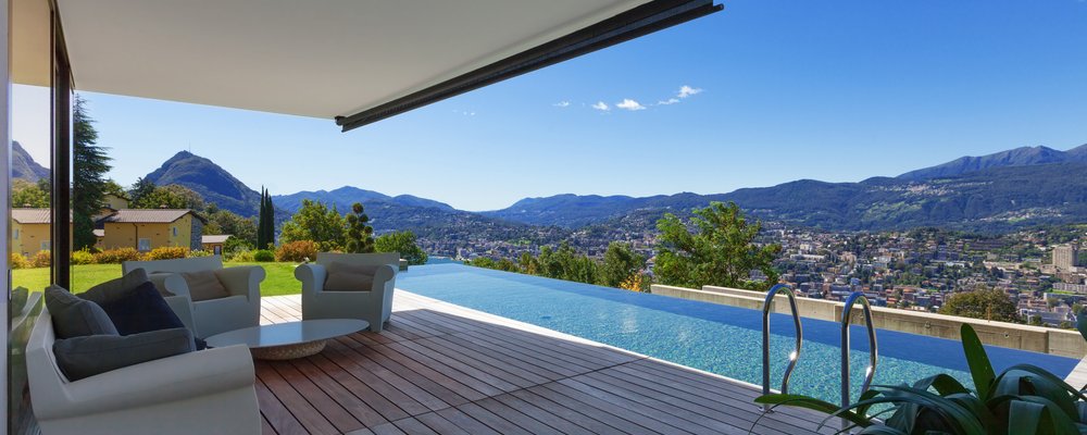 Une grande piscine à débordement