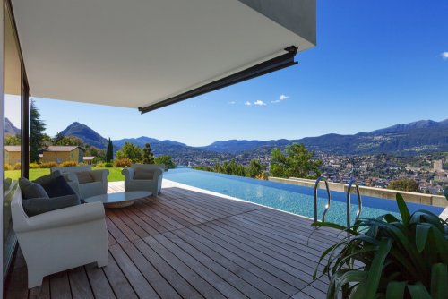 Une grande piscine à débordement