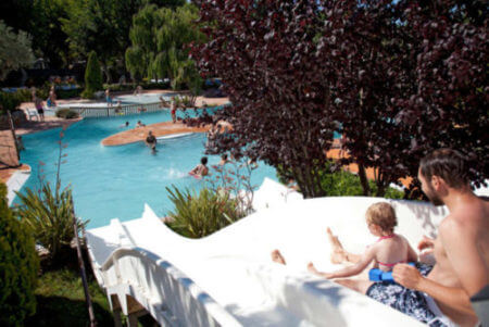 Le toboggan et la piscine du camping luxe serignan plage