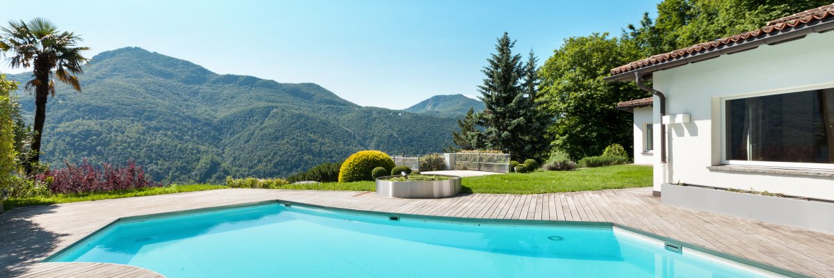 Une grande piscine au soleil