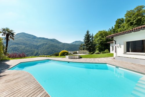 Une grande piscine au soleil