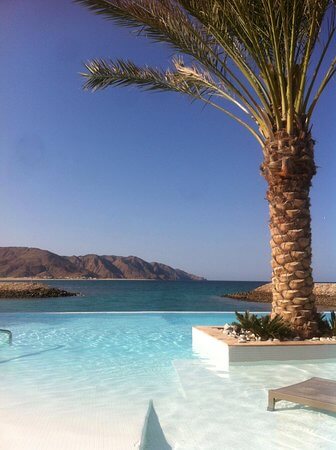 piscine à débordement chauffée