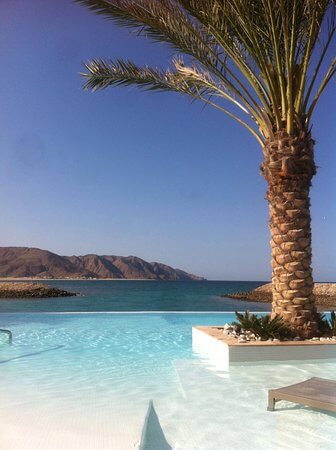 piscine à débordement chauffée