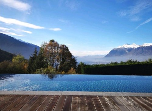 Piscine avec vue sur la montagne