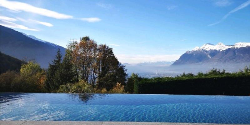 Piscine avec vue sur la montagne