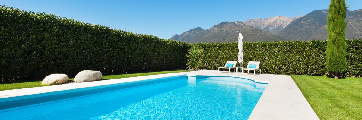 Une piscine au soleil