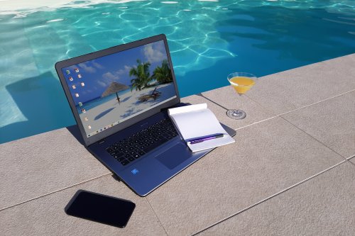 Un ordinateur au bord de l'eau d'une piscine